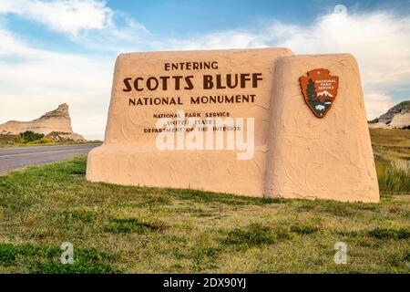 Panneau de bienvenue à l'entrée du monument national de Scotts Bluff à Scottsbluff, Nebraska. Banque D'Images