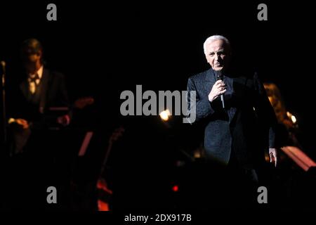 Charles Aznavour, légende du chant français, se produit au Madison Square Garden, dans le cadre de son Farewell Tour, à New York, NY, États-Unis, le 20 septembre 2014. Photo de Charles Guerin/ABACAPRESS.COM Banque D'Images