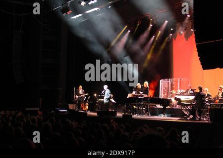 Charles Aznavour, légende du chant français, se produit au Madison Square Garden, dans le cadre de son Farewell Tour, à New York, NY, États-Unis, le 20 septembre 2014. Photo de Charles Guerin/ABACAPRESS.COM Banque D'Images