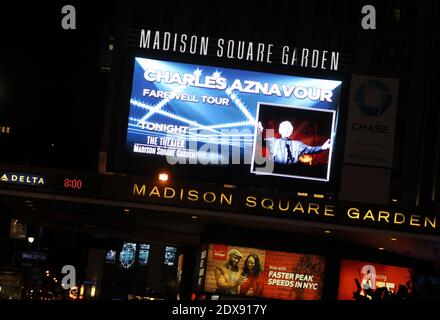 Charles Aznavour, légende du chant français, se produit au Madison Square Garden, dans le cadre de son Farewell Tour, à New York, NY, États-Unis, le 20 septembre 2014. Photo de Charles Guerin/ABACAPRESS.COM Banque D'Images