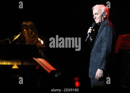 Charles Aznavour, légende du chant français, se produit au Madison Square Garden, dans le cadre de son Farewell Tour, à New York, NY, États-Unis, le 20 septembre 2014. Photo de Charles Guerin/ABACAPRESS.COM Banque D'Images