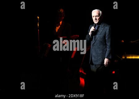 Charles Aznavour, légende du chant français, se produit au Madison Square Garden, dans le cadre de son Farewell Tour, à New York, NY, États-Unis, le 20 septembre 2014. Photo de Charles Guerin/ABACAPRESS.COM Banque D'Images