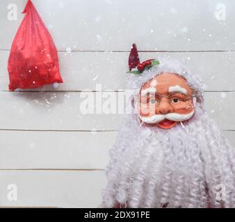 Jouet Père Noël et un sac de cadeaux Banque D'Images