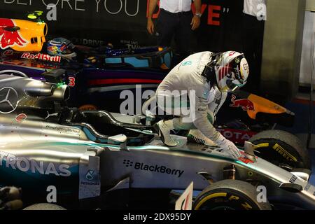 British Lewis Hamilton de Mercedes AMG Petronas F1 Team célèbre après avoir remporté le Grand Prix de Formule 1 de Singapour au circuit de Marina Bay Street à Singapour le 21 septembre 2014. Photo de Giuliano Bevilacqua/ABACAPRESS.COM Banque D'Images