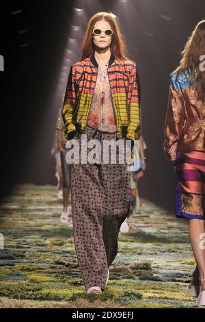 Un modèle présente une création pour le salon de la collection prêt-à-porter de Dries Van Noten Printemps-été 2015 à Paris, France, le 24 septembre 2014. Photo d'Alain Gil-Gonzalez/ABACAPRESS.COM Banque D'Images