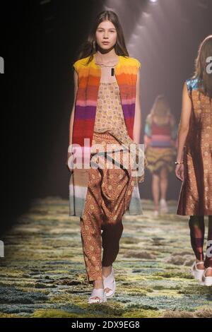 Un modèle présente une création pour le salon de la collection prêt-à-porter de Dries Van Noten Printemps-été 2015 à Paris, France, le 24 septembre 2014. Photo d'Alain Gil-Gonzalez/ABACAPRESS.COM Banque D'Images