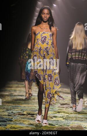 Un modèle présente une création pour le salon de la collection prêt-à-porter de Dries Van Noten Printemps-été 2015 à Paris, France, le 24 septembre 2014. Photo d'Alain Gil-Gonzalez/ABACAPRESS.COM Banque D'Images