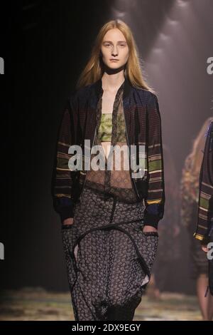 Un modèle présente une création pour le salon de la collection prêt-à-porter de Dries Van Noten Printemps-été 2015 à Paris, France, le 24 septembre 2014. Photo d'Alain Gil-Gonzalez/ABACAPRESS.COM Banque D'Images