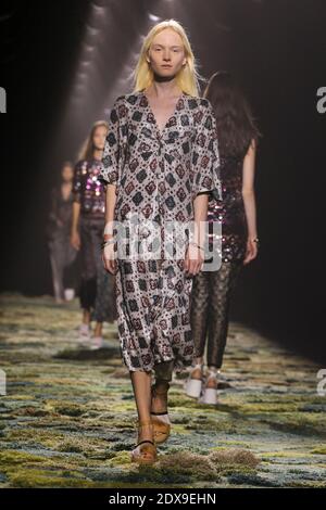 Un modèle présente une création pour le salon de la collection prêt-à-porter de Dries Van Noten Printemps-été 2015 à Paris, France, le 24 septembre 2014. Photo d'Alain Gil-Gonzalez/ABACAPRESS.COM Banque D'Images