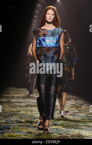 Un modèle présente une création pour le salon de la collection prêt-à-porter de Dries Van Noten Printemps-été 2015 à Paris, France, le 24 septembre 2014. Photo d'Alain Gil-Gonzalez/ABACAPRESS.COM Banque D'Images