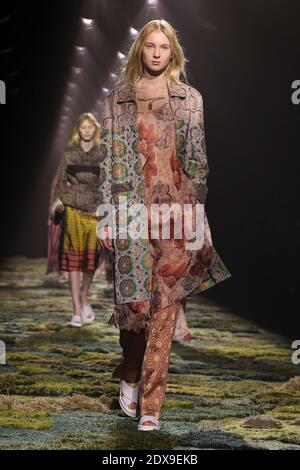 Un modèle présente une création pour le salon de la collection prêt-à-porter de Dries Van Noten Printemps-été 2015 à Paris, France, le 24 septembre 2014. Photo d'Alain Gil-Gonzalez/ABACAPRESS.COM Banque D'Images