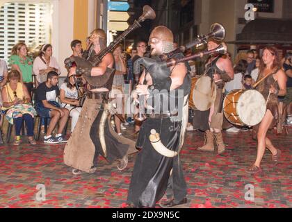 Un festival annuel à Carthagène, en Espagne, est le cartaginois et les Romains. Une procession triomphale par les Romains à travers les rues de la ville. Cornemuses anciennes Banque D'Images