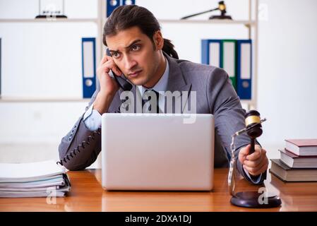 Jeune avocat assis dans le bureau Banque D'Images