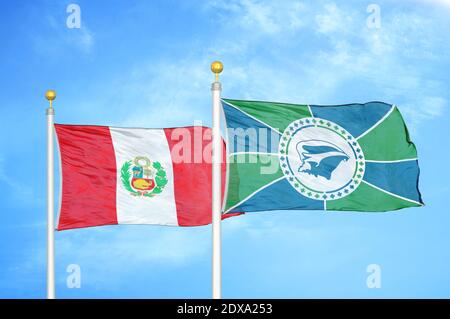 Pérou et Martinique deux drapeaux sur les mâts et le ciel bleu Banque D'Images