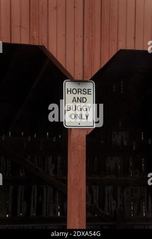 Panneau sur l'enceinte pour le stationnement de chevaux et de buggy seulement, dans une épicerie locale Banque D'Images