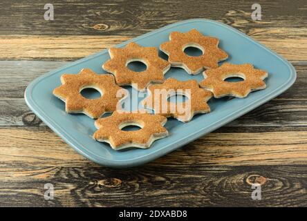Petits gâteaux de Noël à la cannelle et au chocolat blanc servis en bleu plaque sur la table Banque D'Images