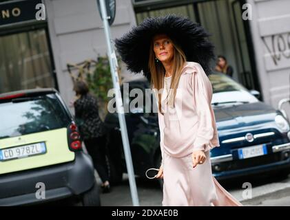 street style, Anna Dello Russo, rédactrice Vogue Japan, arrivant à Giorgio Armani Ready-to-Wear Spring-Summer 2015 show tenu via Bergognone 59, Milan, Italie le 20 septembre 2014. Photo de Sophie Mhabille/ABACAPRESS.COM Banque D'Images