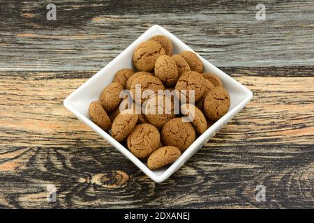 Biscuits aux épices néerlandais kruidnoten dans un bol à collation blanc sur la table Banque D'Images