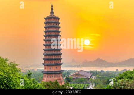 Sunset Bai Dinh Pagode le plus grand et le plus grand complexe de temples du Vietnam, Trang an, Ninh Binh Banque D'Images