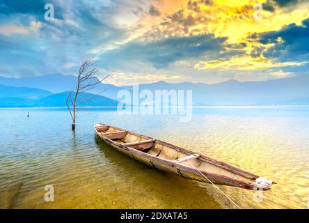 Bateau de pêche dans le grand lagon au coucher du soleil. C'est le principal moyen de transport pour pêcher des poissons dans le centre du Vietnam Banque D'Images