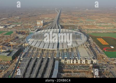 Pékin, Chine. 23 décembre 2020. La photo aérienne prise le 23 décembre 2020 montre le chantier de construction de la gare ferroviaire de Xiongan le long du chemin de fer interurbain Beijing-Xiongan dans la nouvelle zone de Xiongan, dans la province de Hebei, au nord de la Chine. Crédit : MU Yu/Xinhua/Alay Live News Banque D'Images