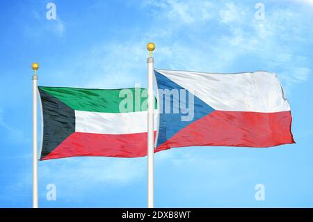 Koweït et République tchèque deux drapeaux sur les mâts et le bleu ciel Banque D'Images