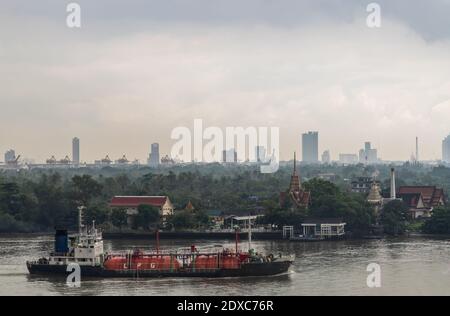 Bangkok, thaïlande - 03 octobre 2020 : navire-citerne GPL à gaz naviguant dans la rivière Chao Phraya et à travers le front de l'embarcadère du temple Bang Krachao NOK. Mise au point et flou. Banque D'Images