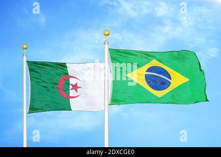 Algérie et Brésil deux drapeaux sur les mâts et le ciel bleu Banque D'Images