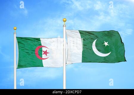 Algérie et Pakistan deux drapeaux sur les mâts et le ciel bleu Banque D'Images