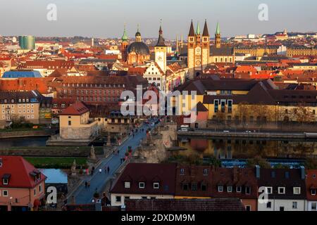 Allemagne, Franconie, Wurzburg, vue sur la ville avec le vieux pont et la cathédrale Banque D'Images