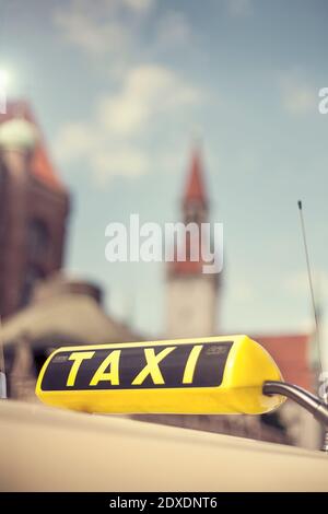 Panneau de taxi noir et jaune Banque D'Images