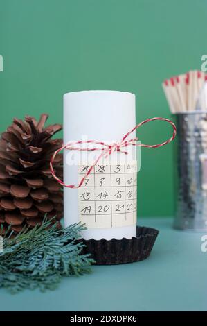 Calendrier de l'AVENT sur bougie blanche décorée Banque D'Images