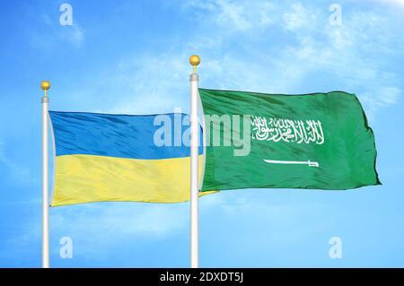 L'Ukraine et l'Arabie Saoudite deux drapeaux sur les mâts et le bleu ciel Banque D'Images