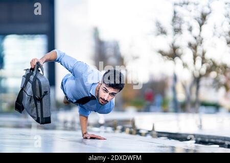 Homme d'affaires tenant une mallette tout en se tenant debout sur le sentier Banque D'Images