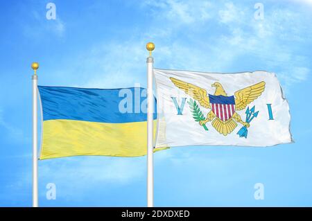 Ukraine et îles Vierges États-Unis deux drapeaux sur les mâts de drapeaux et le ciel bleu Banque D'Images