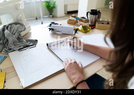 Jeune femme créatrice designer de dessin dans le livre en studio Banque D'Images