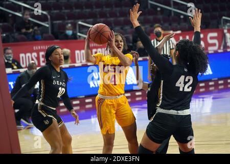 La garde de chevaux de Troie du sud de la Californie Endyia Rogers (4) est défendue par Long Beach State Guard Justina King (10) et avant Naomi Chasse (42) pendant une NCA Banque D'Images