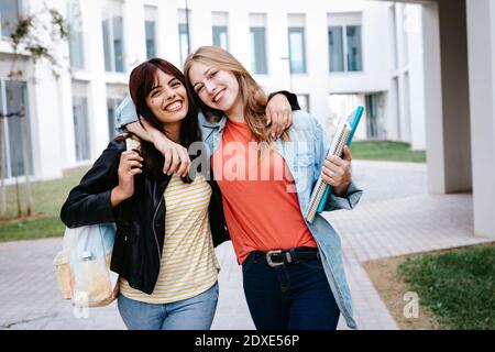 Portrait de deux étudiantes à l'université de Grenade, Espagne femmes jeunes étudiantes à l'université Banque D'Images