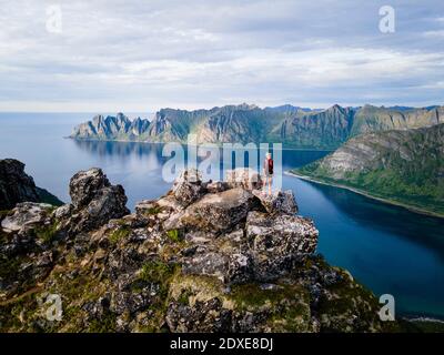 Femme randonneur regardant la vue sur la montagne à Husfjellet, Senja, Norvège Banque D'Images