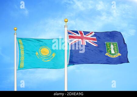 Kazakhstan et îles Vierges britanniques deux drapeaux sur les mâts de drapeau et ciel bleu Banque D'Images
