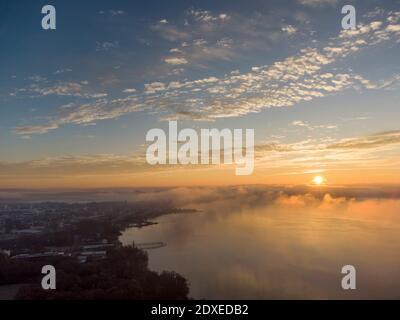 Lever de soleil brumeux au-dessus du lac de Constance Banque D'Images