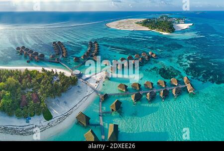 Maldives, atoll de Kaafu, vue aérienne de la station touristique tropicale sur l'île de Huraa Banque D'Images