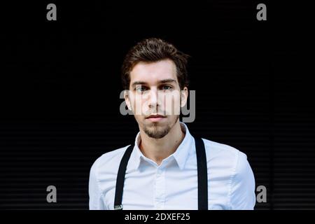 Portrait d'un homme d'affaires élégant portant une chemise blanche et des bretelles noires Banque D'Images