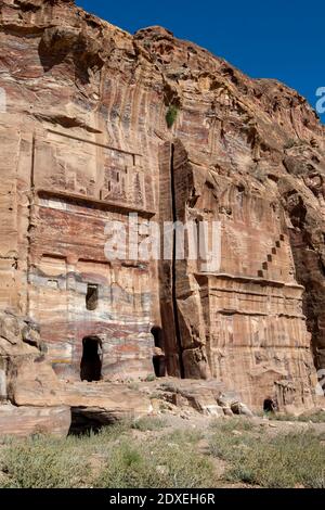 Les ruines de la tombe de soie, l'une des tombes royales sur l'ancien site de Pétra en Jordanie. Le tombeau est situé au-dessus de la rue Facades sur la falaise. Banque D'Images