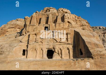 La tombe d'Obélisque en grès et le Bab el-Siq Triclinium sur l'ancien site de Petra en Jordanie. Banque D'Images