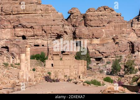 Les ruines de Qasr al-Bint, le temple principal des Nabatéens, se trouve au bout de la rue des colonnades, sur le site antique de Pétra en Jordanie. Banque D'Images