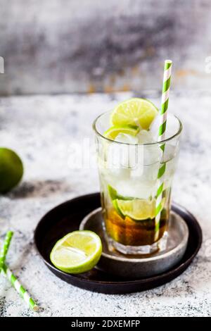 Verre de cocktail traditionnel brésilien de caipirinha Banque D'Images