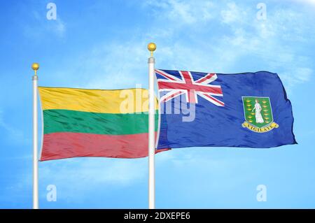 Lituanie et îles Vierges britanniques deux drapeaux sur les mâts de drapeau et ciel bleu Banque D'Images