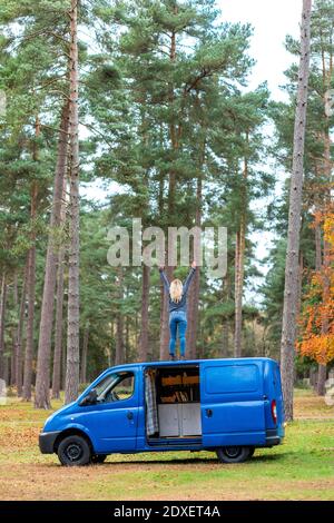 Femme adulte de taille moyenne avec les mains soulevées sur le dessus du moteur Accueil à Cannock Chase Banque D'Images