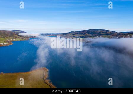 Vue de drone sur le brouillard flottant au-dessus du lac Irrsee Banque D'Images